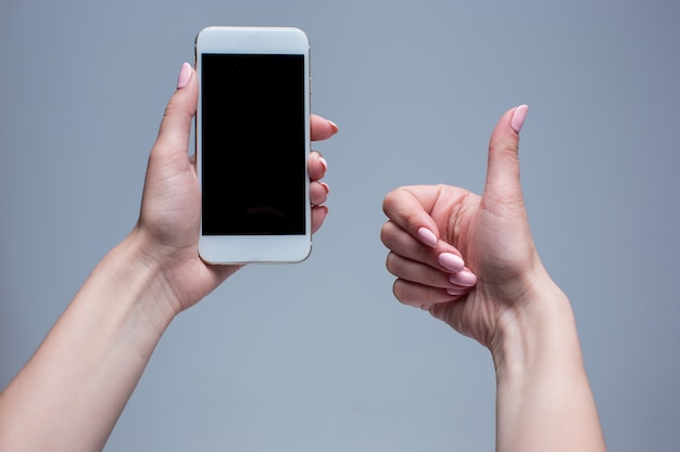 Close-upschot van een vrouw die op mobiele telefoon typen