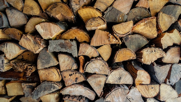 Close-upschot van gehakt en gestapeld brandhout.