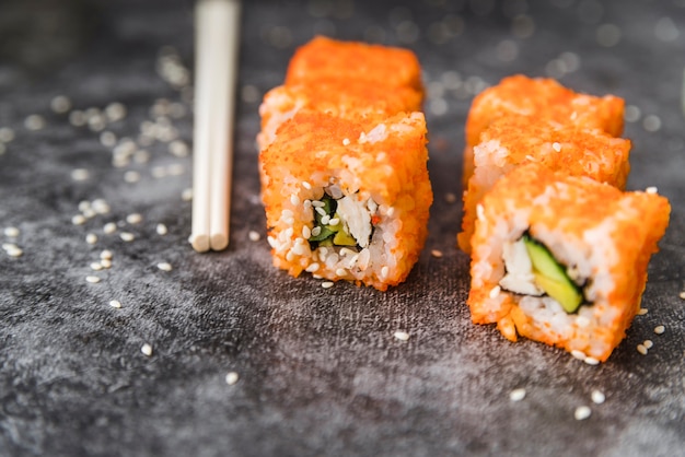 Gratis foto close-upschot van geschikte sushi met sesamzaden