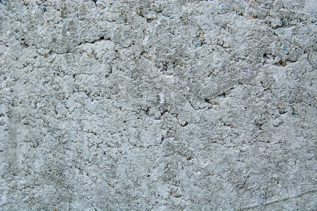 Close-upschot van natuurlijk doorstane grungy muur met olieverfresten op marmer