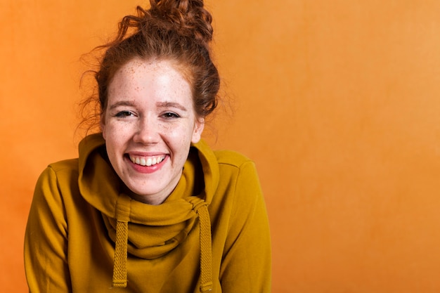 Close-upsmileyvrouw die de camera bekijken