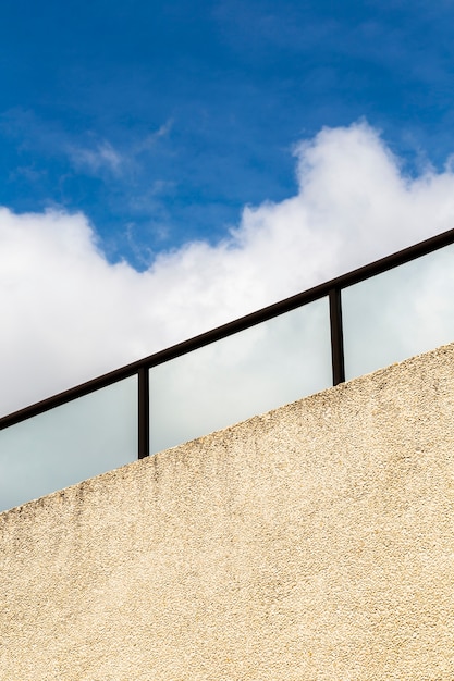 Close-uptraliewerk met blauwe hemel
