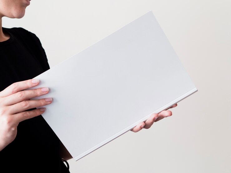 Gratis Foto close-upvrouw die een modeltijdschrift houden