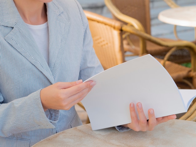 Gratis foto close-upvrouw die een modeltijdschrift lezen