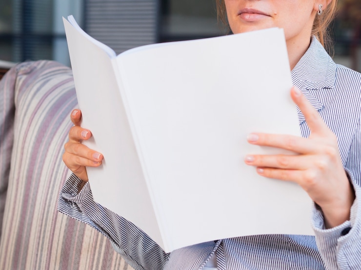 Gratis Foto close-upvrouw die een modeltijdschrift lezen