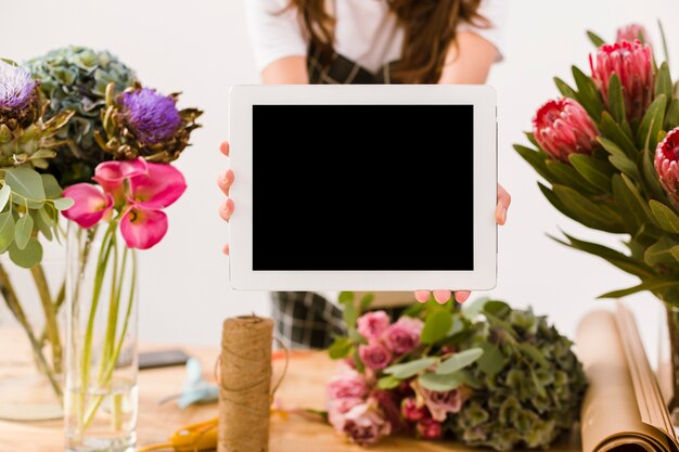 Close-upvrouw die een tablet binnen houden