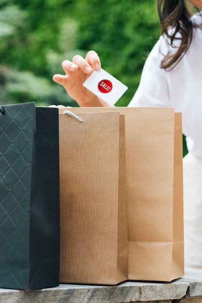 Close-upvrouw die een verkoopkaart houden