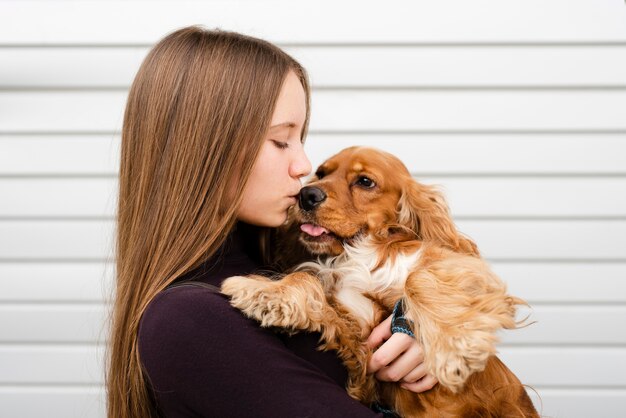 Close-upvrouw die haar beste vriend kust