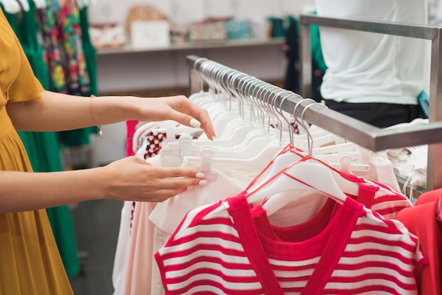 Close-upvrouw die kleren zoeken