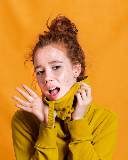 Close-upvrouw die met oranje achtergrond worden verrast