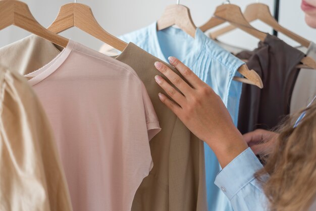 Close-upvrouw die nieuwe kleren controleert