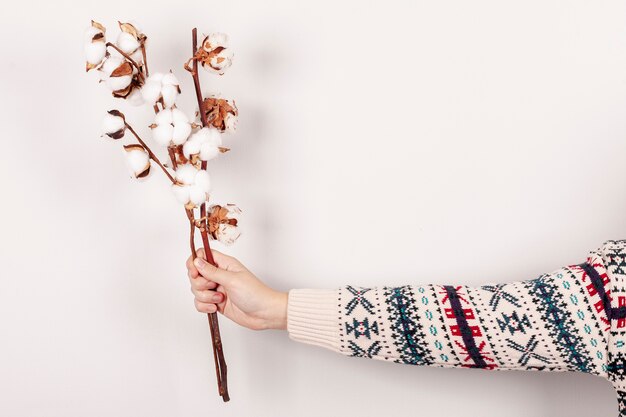 Close-upvrouw met bloemen en witte achtergrond