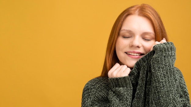 Close-upvrouw met gele achtergrond