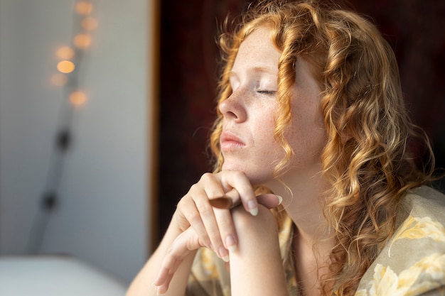 Close-upvrouw met gesloten ogen