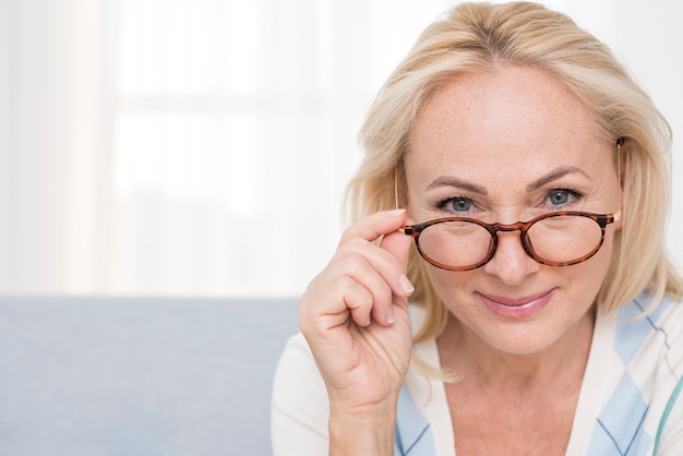 Close-upvrouw met glazen binnen