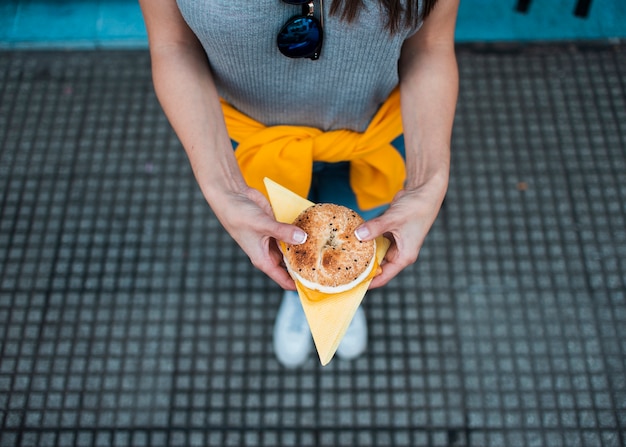 Close-upvrouw met heerlijke hamburger