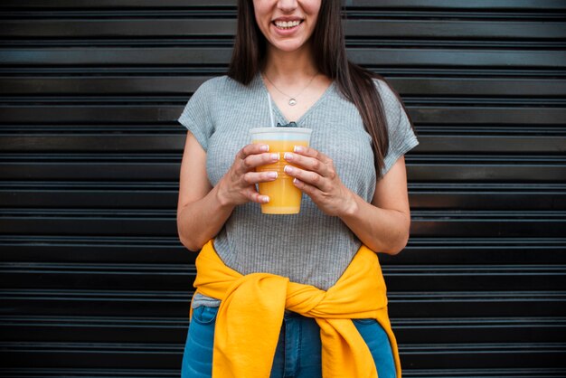 Close-upvrouw met jus d'orange