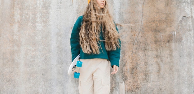 Close-upvrouw met skateboard