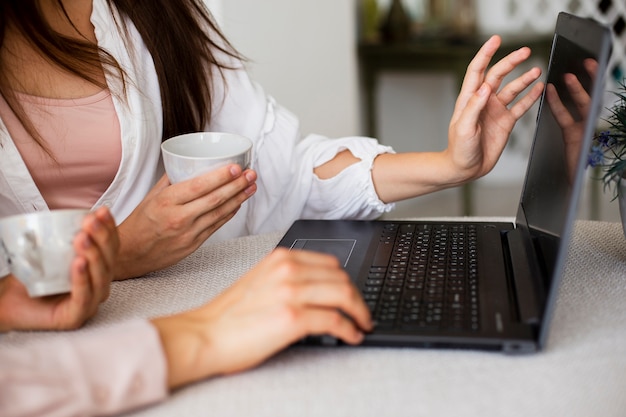 Close-upvrouwen die aan laptop werken