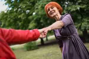 Gratis foto close-upvrouwen die handen houden