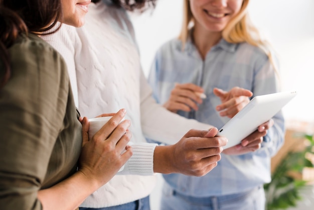 Close-upvrouwen die op lijst kijken