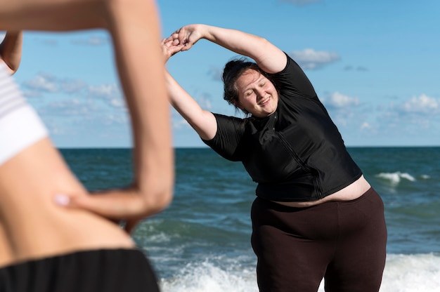 Close-upvrouwen die samen buiten trainen