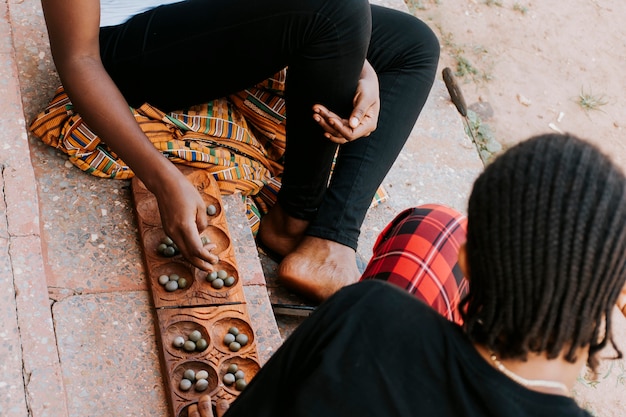 Close-upvrouwen die spel spelen