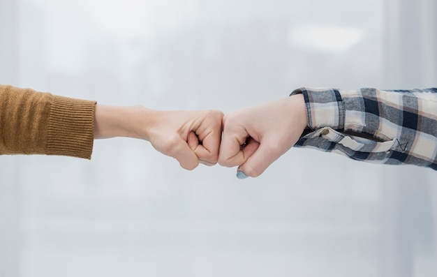 Close-upvrouwen wat betreft vuisten