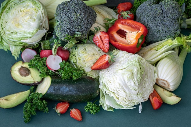 Closeup heldere verse groenten, fruit en bessen