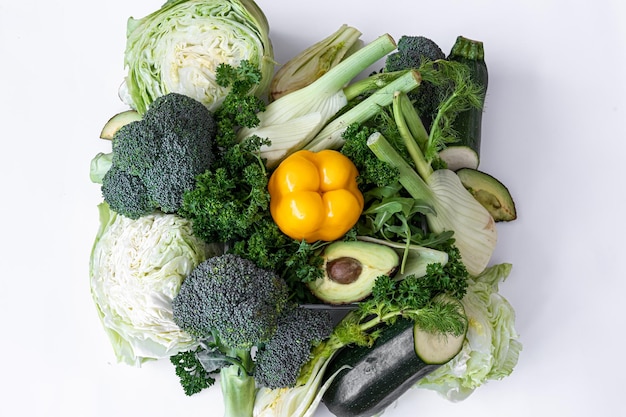 Closeup koolgroenten en groenten op een witte achtergrond