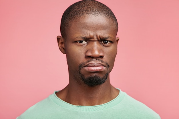 Closeup portret van jonge Afro-Amerikaanse man