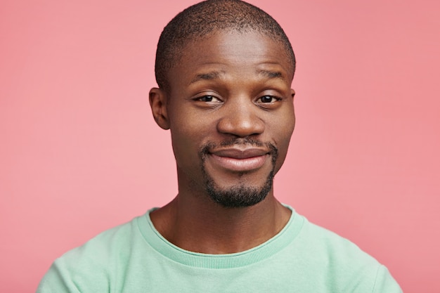 Closeup portret van jonge Afro-Amerikaanse man
