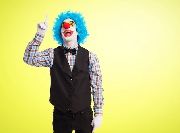 Clown wijst naar de hemel