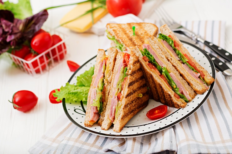 Gratis Foto club sandwich - panini met ham, kaas, tomaat en kruiden.