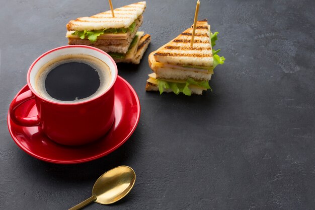 Club sandwiches en koffie