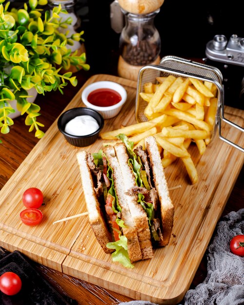 Clubbroodje met friet op tafel.