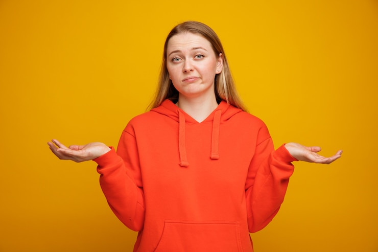 Gratis Foto clueless jonge blonde vrouw doet ik weet het niet gebaar