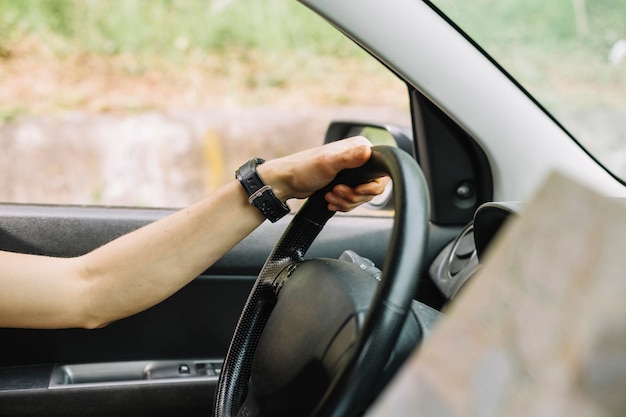 Co-piloot met kaart in auto