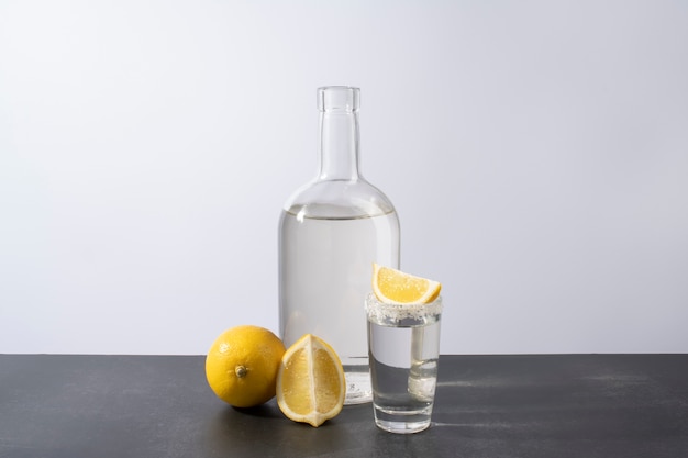 Cocktail glas met een schijfje citroen