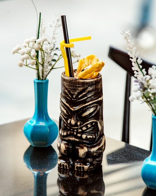 Cocktail in maya foto cup op tafel