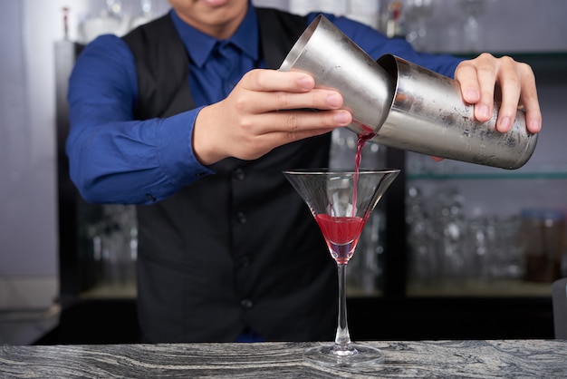 Gratis foto cocktail maken