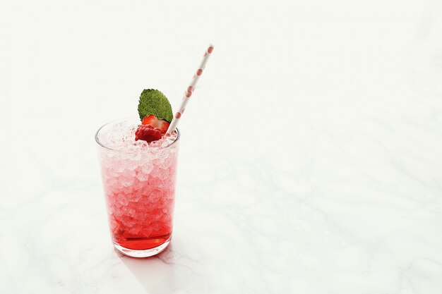 Cocktail met aardbeien en frambozen