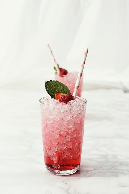Cocktail met aardbeien en frambozen
