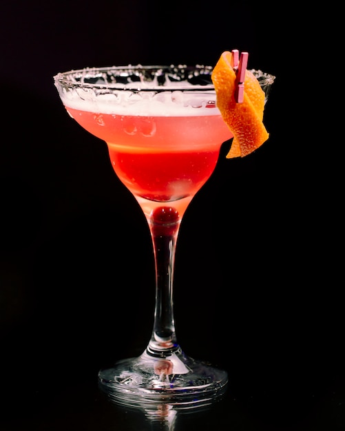 Cocktail met sinaasappelschil