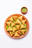 Cocktail mini driehoek samosa gemaakt met patti of strip, populaire zelfgemaakte snack uit india