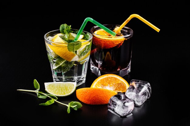 Cocktail van Mojito en rum en cola-alochol geserveerd in een highball-bril