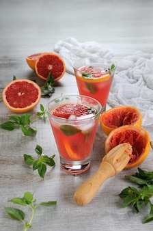 Cocktail van sap geperste rode grapefruit en blaadjes van de delicate basilicum-citroen
