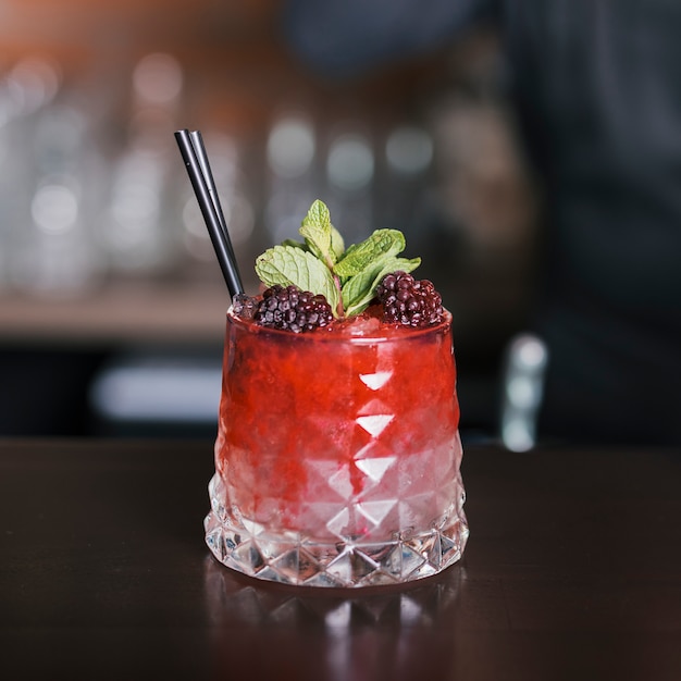Gratis foto cocktail versierd met bramen en munt
