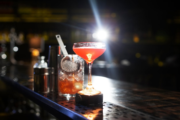 Cocktails en shaker arrangement in een nachtclub