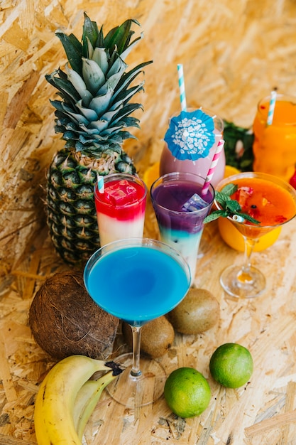 Gratis foto cocktails en tropisch fruit